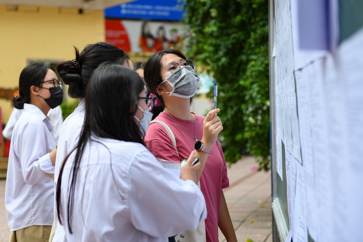 Thí sinh có phần yên tâm hơn khi phổ điểm tổ hợp xét tuyển  thể hiện sự ổn định so với năm trước - Ảnh: NAM TRẦN