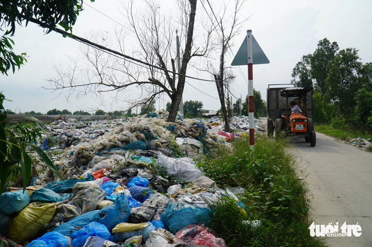 Bãi rác An Hiệp trước đây đổ tràn lan ra ngoài đường dân sinh và bị người dân phản ứng. Sau đó đơn vị quản lý đã xây tường rào xung quanh bãi rác - Ảnh: MẬU TRƯỜNG