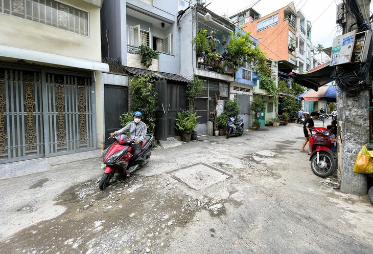 Nhiều hẻm ở trung tâm TP.HCM sẽ được cải tạo, sửa chữa mặt đường, thay mới nắp hố ga - Ảnh: LÊ PHAN