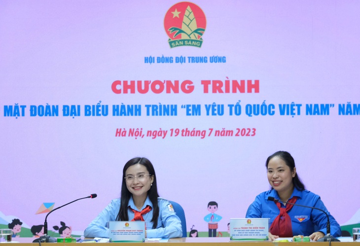 Chị Nguyễn Phạm Duy Trang - bí thư Trung ương Đoàn, chủ tịch Hội đồng Đội trung ương (bên trái) cùng chị Trịnh Thị Hiền Trân - phó bí thư Thành đoàn, chủ tịch Hội đồng Đội TP.HCM - lắng nghe đề xuất của thiếu nhi TP.HCM tham gia hành trình &quot;Em yêu Tổ quốc Việt Nam&quot; - Ảnh: HÀ THANH