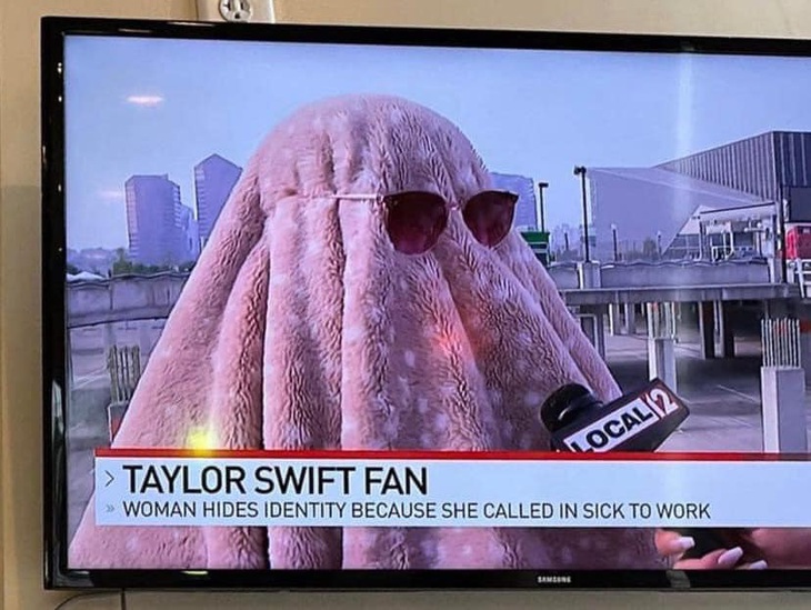 Ảnh vui 2-7: Một fan Taylor Swift trốn làm đi đu idol ở Singapore - Ảnh 1. Ảnh vui 2-7: Một fan Taylor Swift trốn làm đi đu idol ở Singapore - Ảnh 1.