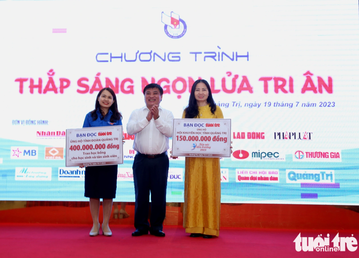 Ông Lê Thế Chữ, tổng biên tập báo Tuổi Trẻ, trao phần quà của bạn đọc báo Tuổi Trẻ đến Tỉnh Đoàn và Hội Khuyến học Quảng Trị trong chương trình Thắp sáng ngọn lửa tri ân - Ảnh: QUỐC NAM