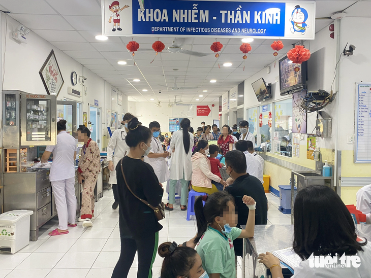 Khoa nhiễm - thần kinh Bệnh viện Nhi đồng 1 (TP.HCM) - nơi tiếp nhận điều trị bệnh nhi mắc tay chân miệng trên địa bàn TP.HCM và các tỉnh chuyển đến - Ảnh: X.MAI