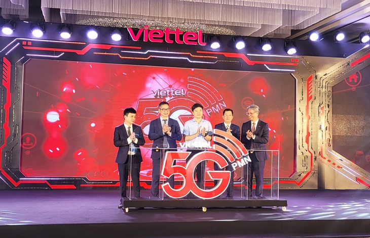 Các đại biểu tại buổi lễ công bố thử nghiệm thành công dịch vụ mạng 5G cho nhà máy thông minh tại Hải Phòng - Ảnh: TIẾN THẮNG