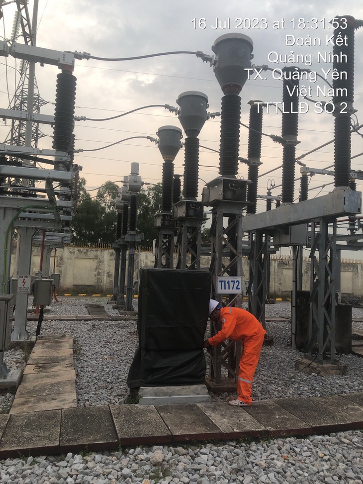 Công nhân TBA 110kV Vân Đồn 2 (PC Quảng Ninh) che chắn thiết bị phòng chống cơn bão số 1 - Ảnh: EVNNPC