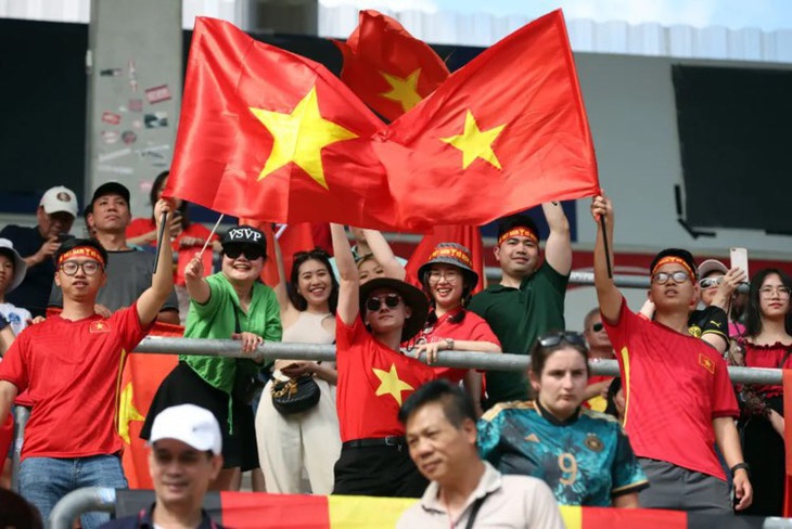 Người hâm mộ Việt Nam chờ đợi khoảnh khắc 'lịch sử' của tuyển nữ - Ảnh 1. Người hâm mộ cổ vũ đội tuyển nữ Việt Nam trong trận đấu giao hữu với đội tuyển Đức ngày 24-6 - Ảnh: GETTY IMAGES