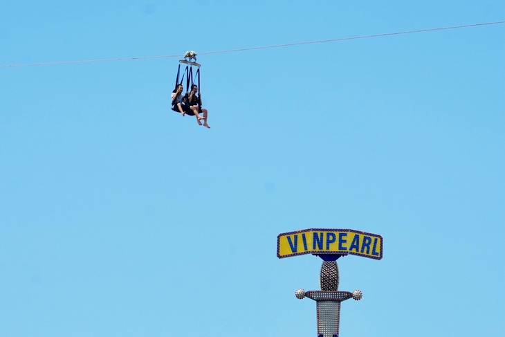 Du khách có thể trải nghiệm “bay” giữa biển trời vịnh Nha Trang bằng zipline cao, dài nhất Việt Nam - Ảnh: HỮU HẠNH