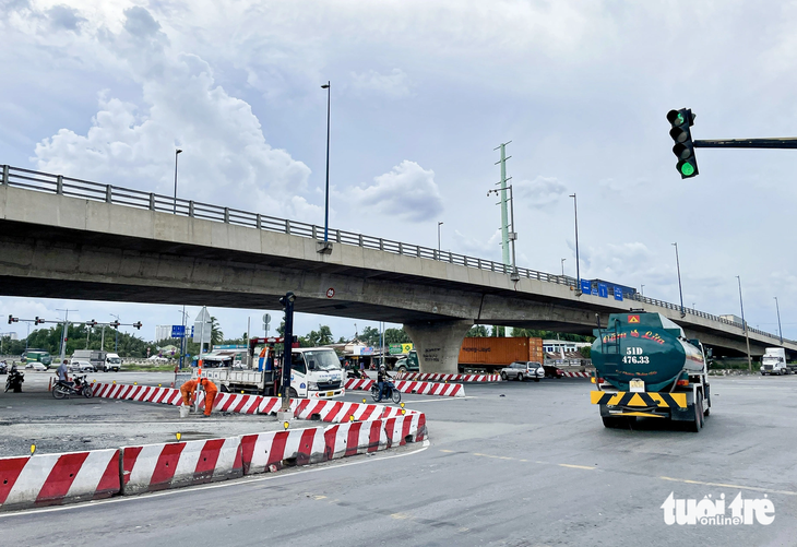 Công trình mở rộng đường Đồng Văn Cống, đoạn từ cầu Giồng Ông Tố 2 đến nút giao thông Mỹ Thủy (TP Thủ Đức, TP.HCM) - Ảnh: CHÂU TUẤN