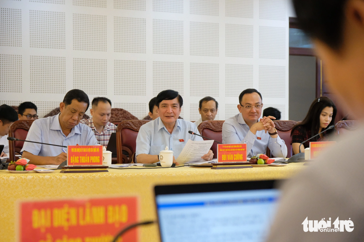 Ông Bùi Văn Cường (ngồi giữa), Tổng thư ký Quốc hội phát biểu tại buổi làm việc - Ảnh: ĐÌNH CƯƠNG Ông Bùi Văn Cường (giữa), tổng thư ký Quốc hội, phát biểu tại buổi làm việc - Ảnh: ĐÌNH CƯƠNG