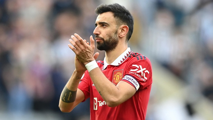 Bruno Fernandes ký hợp đồng mới với Man United - Ảnh: REUTERS