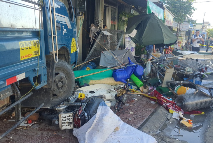 Chiếc xe tải lao lên vỉa hè, tông vào cửa hàng buôn bán khiến 2 người chết, 1 người bị thương - Ảnh: TRẦN MAI