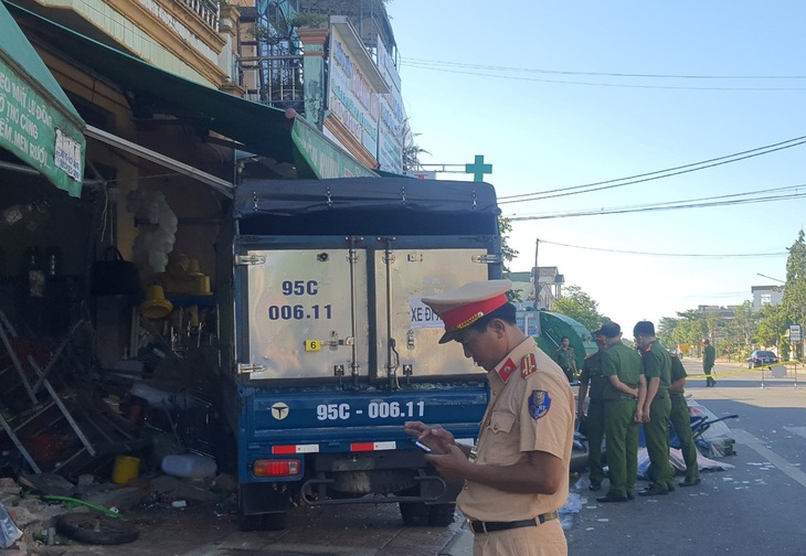 Công an phong tỏa hiện trường, điều tiết giao thông, điều tra nguyên nhân vụ tai nạn - Ảnh: TRẦN MAI