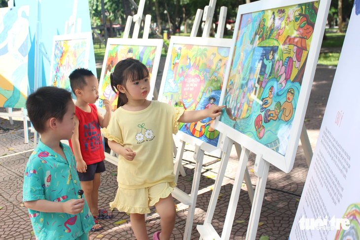 Những bức tranh truyền thông thông điệp phòng, chống đuối nước tại sự kiện thu hút sự quan tâm của nhiều bạn nhỏ - Ảnh: DƯƠNG LIỄU