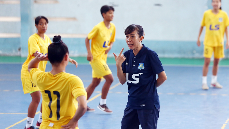 Sau nhiều thăng trầm sự nghiệp, Huỳnh Thị Thanh Khiết nay là HLV futsal có bằng cấp - Ảnh: HOÀNG TÙNG