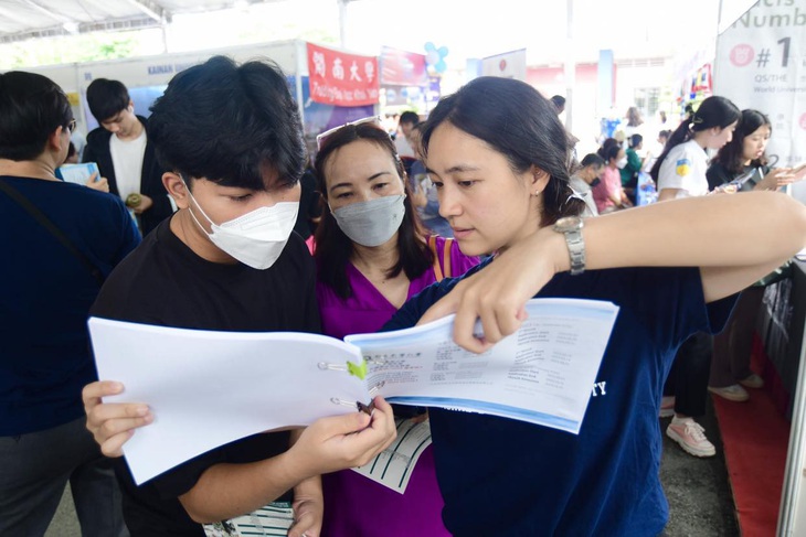 Chị Thu Hương và em Mạnh Hùng tìm hiểu thông tin tại Trường   đại học  Quốc tế Dong Hwa - Ảnh: QUANG ĐỊNH