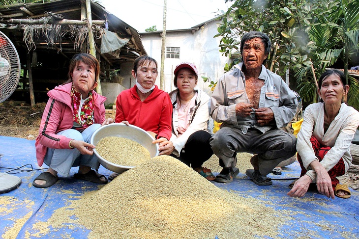 Bốn cha con ông Ca cùng chung một bệnh 'người cóc' khi bị u cục nổi khắp cơ thể và theo thời gian lại nhiều thêm