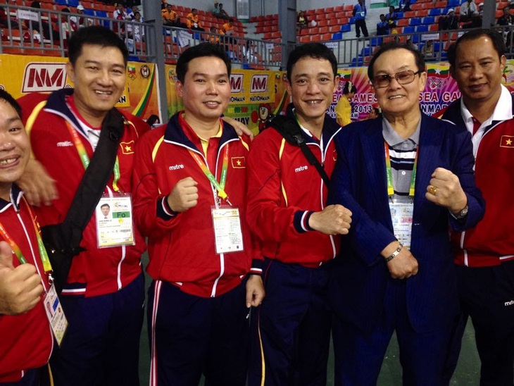 HLV boxing Đỗ Đức Dũng (thứ 3 từ phải sang) trong màu áo tuyển quốc gia ở SEA Games 27 năm 2013 tại Myanmar - Ảnh: FBNV