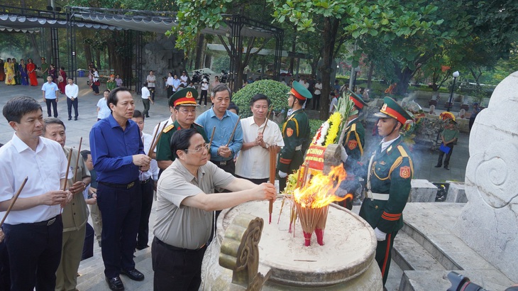 Thủ tướng Phạm Minh Chính thắp hương tưởng niệm các anh hùng liệt sĩ tại Nghĩa trang liệt sĩ Quốc gia Trường Sơn - Ảnh: T.NHẤT