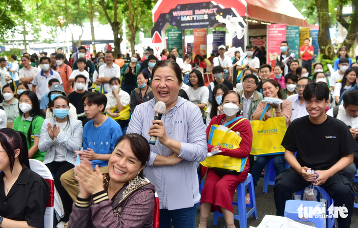 Phụ huynh Trần Thị Quân (Hóc Môn, TP.HCM) đặt câu hỏi về lựa chọn nguyên vọng vào đại học tại ngày hội TP.HCM - Ảnh: T.T.D.