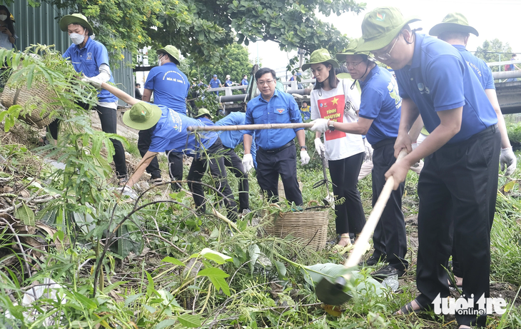 Phó bí thư Thành ủy TP.HCM Nguyễn Hồ Hải (bìa phải) cùng tham gia Chủ nhật xanh 150 với các bạn trẻ - Ảnh: Q.LINH