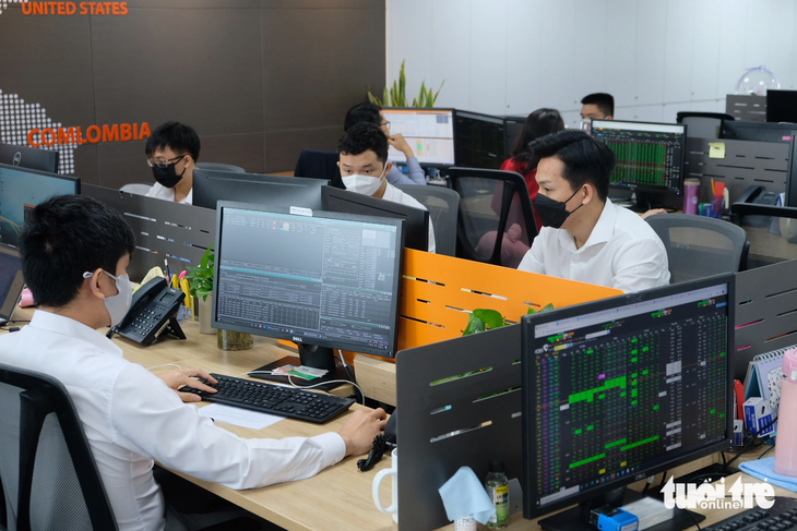 Cổ phiếu tăng mạnh, nhiều người tiếc hụi hùi - Ảnh 1. Trong quá trình củng cố đà tăng, thị trường chứng khoán sẽ phải đối mặt các phiên điều chỉnh - Ảnh: BÔNG MAI
