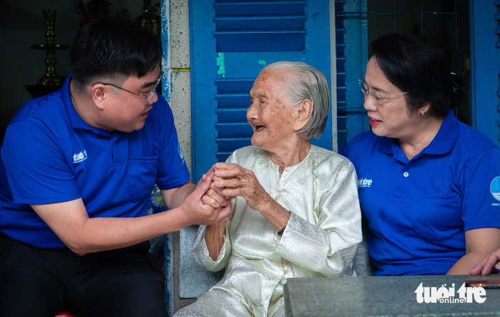 Chủ tịch Ủy ban Mặt trận Tổ quốc Việt Nam TP.HCM Trần Kim Yến (bìa phải) và Phó bí thư thường trực Thành Đoàn TP.HCM Ngô Minh Hải thăm hỏi Mẹ Việt Nam anh hùng tại huyện Bình Chánh (TP.HCM) - Ảnh: THÀNH ĐOÀN