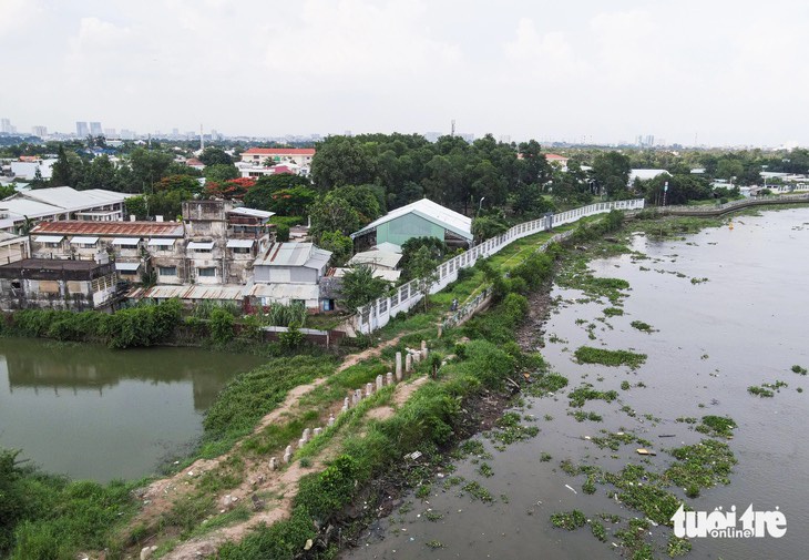 Tại đoạn 4 (thuộc dự án chống sạt lở đảo Thanh Đa), một số vị trí bờ kè cũ đã liêu xiêu chếch hẳn ra ngoài bờ sông, có thể sạt lở bất cứ lúc nào. Nếu xảy ra, không những gây ngập diện rộng cho khu vực mà còn khiến các nhà dân lân cận đối diện với nguy hiểm, ảnh hưởng đến tính mạng, tài sản - Ảnh: CHÂU TUẤN