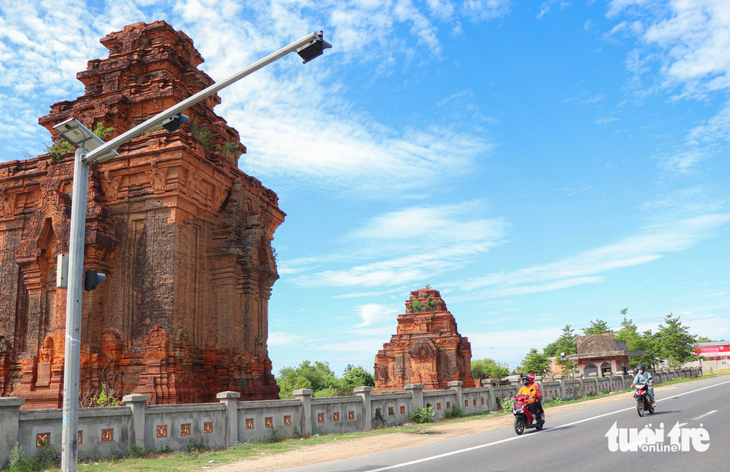 Vị trí khu di tích tháp Hòa Lai nằm sát quốc lộ 1, thuận lợi để gắn kết phát triển du lịch, nhưng nhiều năm qua đang bị lãng quên - Ảnh: DUY NGỌC