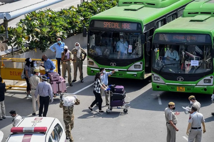 Công dân Ấn Độ được sơ tán khỏi Singapore vào tháng 5-2020. Ảnh: AFP