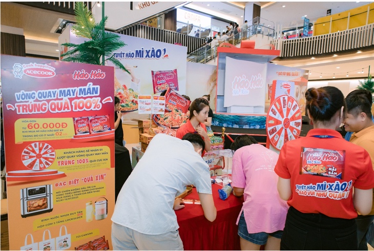 Chiêm ngưỡng Hảo Hảo 3D khổng lồ cùng âm nhạc - Ảnh 4. ‘Cơn mưa’ quà tặng tại các trạm thử thách chơi là trúng!
