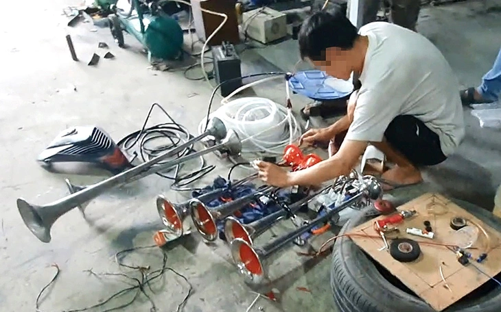 Xử phạt tài xế xe tải bóp còi hơi 'basuri' gây ô nhiễm tiếng ồn còn quay clip đăng Tiktok - Ảnh 2.