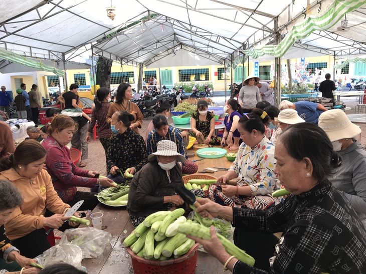 Từ sáng sớm có hàng trăm người dân về điểm Trường tiểu học Lê Quý Đôn tham gia nấu ăn phục vụ bà con - Ảnh: ĐẶNG TUYẾT