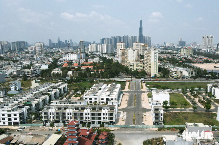 Đường Vũ Tông Phan, nối hai khu đô thị tỉ đô đến nay vẫn chưa hoàn thiện, chưa kết nối - Ảnh: LÊ PHAN