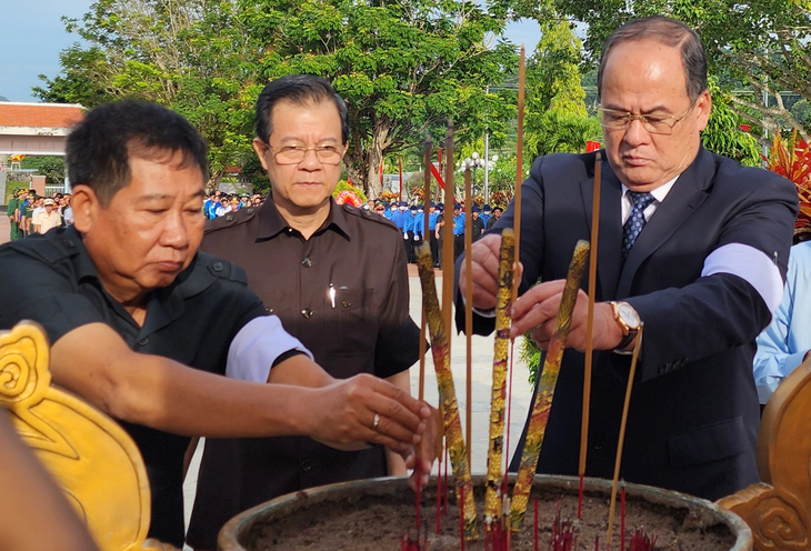 Lãnh đạo tỉnh An Giang thắp hương tưởng niệm các liệt sĩ - Ảnh: BỬU ĐẤU