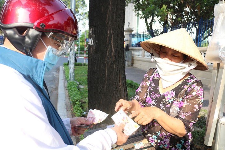 Người bán vé số là những người góp phần đem lại lợi nhuận lớn cho các công ty xổ số, đại lý nhưng hầu hết đều có đời sống khó khăn vì thu nhập thấp - Ảnh: NGỌC PHƯỢNG