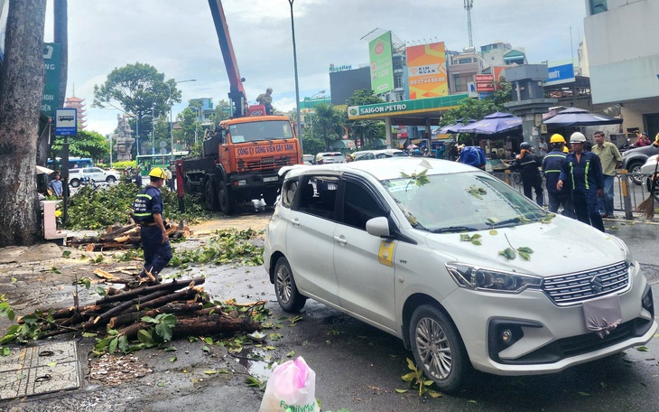 Thời tiết hôm nay 26-7: Bão Doksuri ở xa nhưng khiến Nam Bộ mưa to, gió mạnh