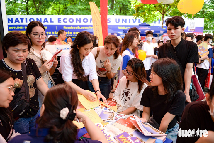 Học sinh tham gia Ngày hội lựa chọn nguyện vọng xét tuyển đại học 2023 do báo Tuổi Trẻ tổ chức tại Hà Nội - Ảnh: NAM TRẦN