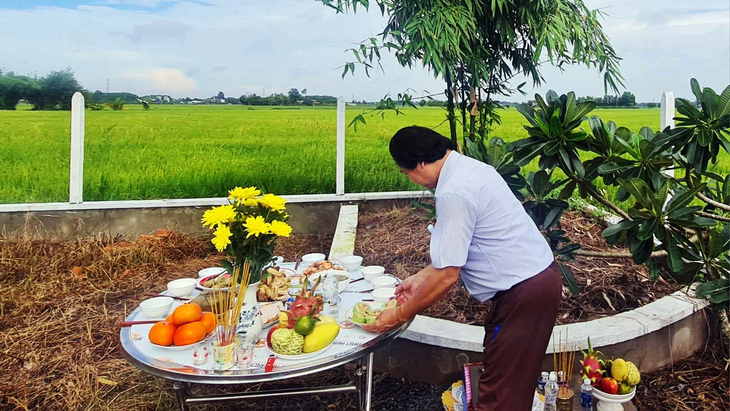 Mâm giỗ được cúng ngay vị trí từng là căn hầm ông Nguyễn Trọng Tuyển hy sinh - Ảnh: QUỐC MINH