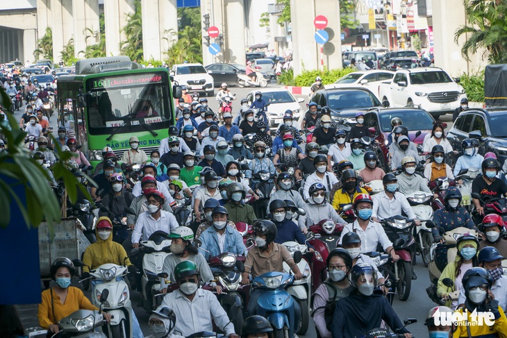 Tỉ lệ đảm nhận hành khách công cộng năm 2023 tại Hà Nội sẽ đạt 21,5 - 23%? - Ảnh 1. Tại Hà Nội, người dân sử dụng xe cá nhân "lấn át" so với những người lựa chọn phương tiện công cộng - Ảnh: PHẠM TUẤN