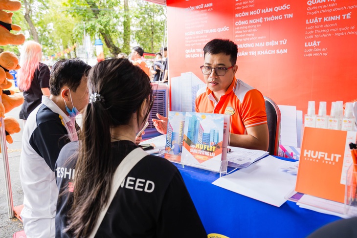 Thí sinh tìm hiểu thêm thông tin trước khi hoàn tất đăng ký nguyện vọng trên hệ thống chung của Bộ GD-ĐT