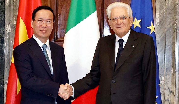 Chủ tịch nước Võ Văn Thưởng và Tổng thống Ý Sergio Mattarella bắt tay nhau trước hội đàm  - Ảnh: TTXVN