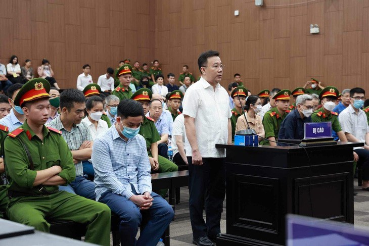 Vụ giáo viên xin giảm án cho ông Chử Xuân Dũng: "Tôi không bị ép, tôi ký vì thương" - Ảnh 1. Ông Chử Xuân Dũng tại phiên tòa xử vụ "chuyến bay giải cứu" - Ảnh: NAM ANH
