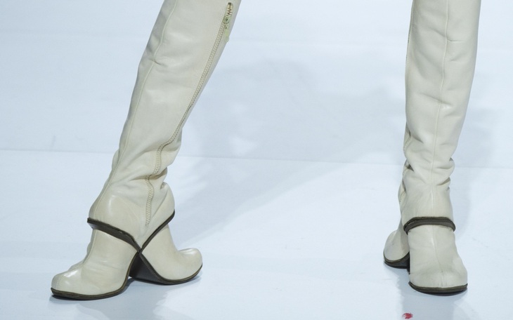 Đôi bốt giống hệt cơm thịt kho tàu gây bão mạng xã hội Nhật - Ảnh 2.