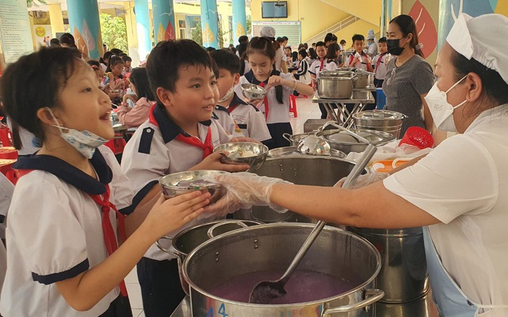 Bữa ăn bán trú tăng giá, chất lượng có tăng theo?