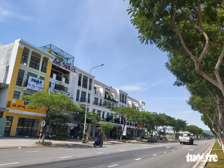 Những căn shophouse nằm ở vị trí đắc địa hiện chưa cấp sổ đỏ cho khách hàng - Ảnh: ĐOÀN CƯỜNG