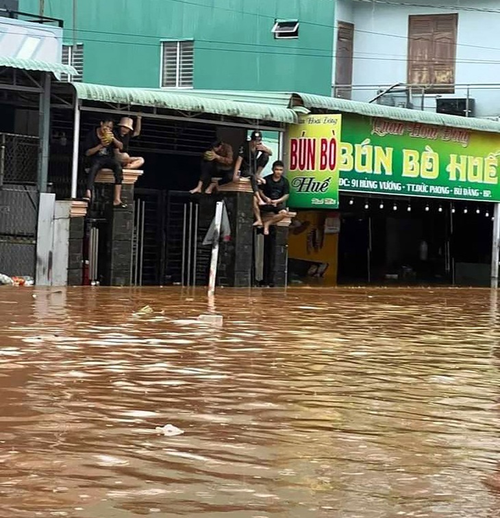 Huy động công an, quân đội hỗ trợ người dân bị ngập lụt ở Bình Phước - Ảnh 2. Nhiều căn nhà dọc suối Đăk Woa ngập sâu từ 1-2m nước - Ảnh: AN BÌNH