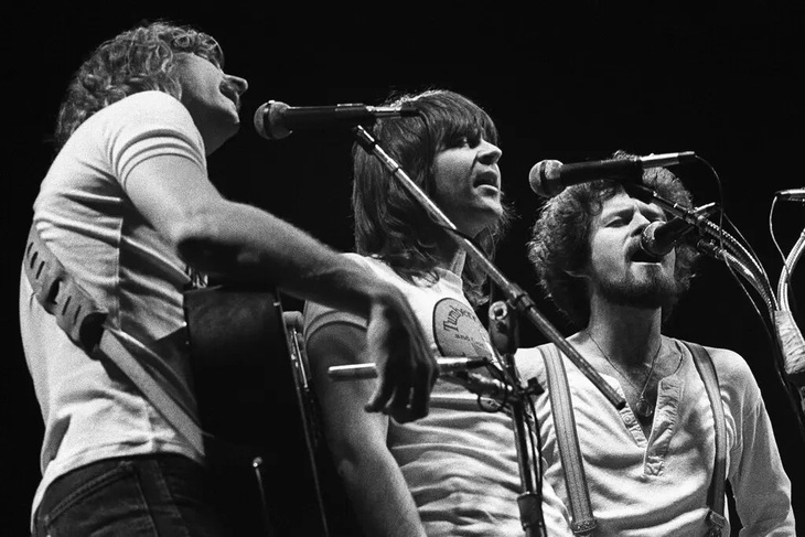 Ca sĩ Randy Meisner (giữa) cùng các thành viên Joe Walsh (trái) và Don Henley - Ảnh: Getty