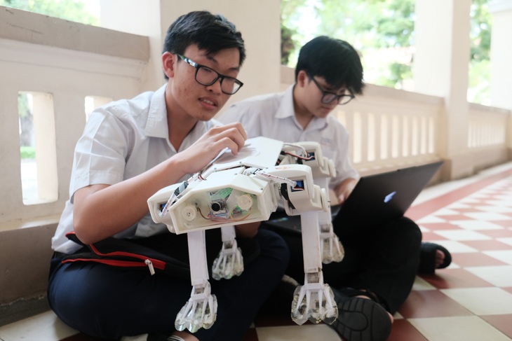 Hai học sinh Lê Minh Đức (trái), Nguyễn Lê Trung Kiên (Trường THPT chuyên Lê Hồng Phong) sáng tạo ra chó robot cứu nạn - Ảnh: NGỌC PHƯỢNG