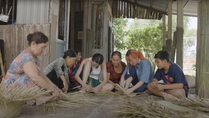 Qua được “ải” cắt cỏ bàng, hai “nong dân tập sự” lại nhiệt tình ngồi lại cùng các cô bác nhà cô Út Loan để học đan giỏ.