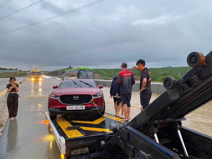 Có khá nhiều phương tiện chết máy, phải nhờ đến xe cẩu cẩu qua khu vực ngập - Ảnh: CTV